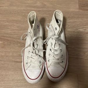 Woman’s white Converse Chucks 6.5 sneakers